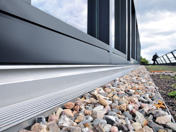 Profiline Fassadenrinne Anwendung Dachterrasse Steine Begruent