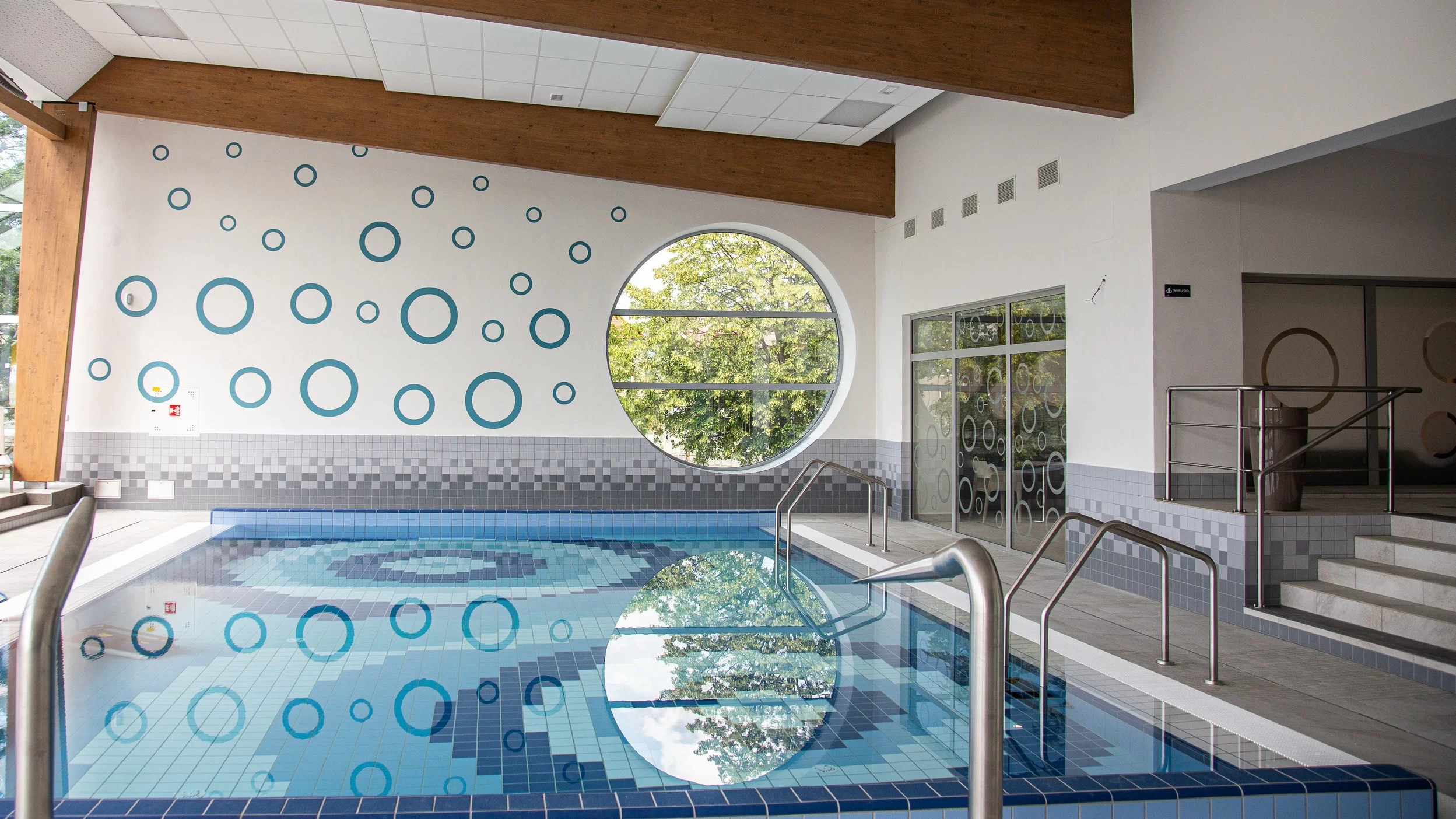 Stainless steel in swimming pools